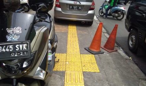 Guiding Block atau jalan khusus untuk penyandang disabilitas di Kawasan Pasar Tanah Abang terhalang oleh banyaknya Pedagang Kaki Lima (PKL).