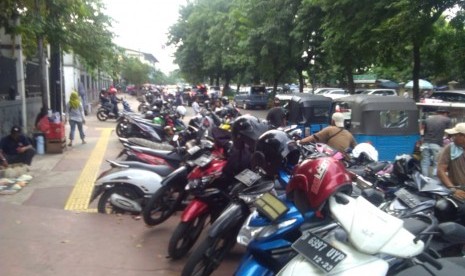 Puluhan motor dan kendaraan lainnya parkir liar di Jalan Stasiun Pasar Senen, Jakarta Pusat.