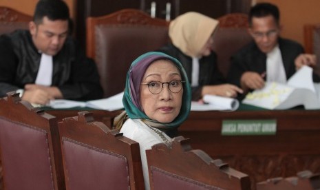 Terdakwa kasus dugaan penyebaran berita bohong atau hoaks Ratna Sarumpaet (tengah) saat mengikuti sidang lanjutan di PN Jakarta Selatan, Jakarta, Selasa (23/4/2019).