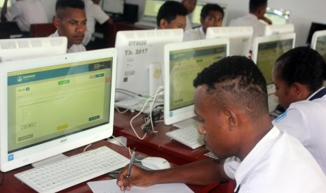 Pelajar SMP saat mengikuti Ujian Nasional Berbasis Komputer (UNBK)