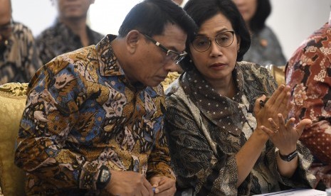 Menteri Keuangan Sri Mulyani (kanan) berbincang dengan Kepala Staf Presiden Moeldoko (kiri) disela-sela Sidang Kabinet Paripurna tentang ketersediaan anggaran dan pagu indikatif 2020 di Istana Bogor, Jawa Barat, Selasa (23/4/2019). 