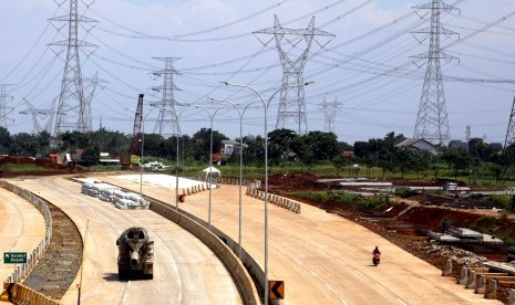 Kendaraan melintas di proyek jalan tol Desari seksi 2 Brigif-Sawangan yang belum beroperasi di kawasan Krukut, Depok, Jawa Barat, Selasa (23/4/2019).