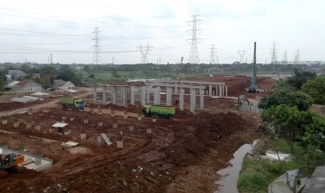 Suasana pembangunan proyek jalan tol Desari seksi 2 Brigif-Sawangan di kawasan Krukut, Depok, Jawa Barat, Selasa (23/4/2019).