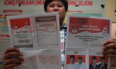 Petugas KPU Tangerang Selatan menunjukan surat suara Pilpres untuk pelaksanaan Pemungutan Suara Ulang (PSU) Pemilu 2019. KPU mengusulkan surat suara untuk Pemilu 2024 dibuat lebih sederhana. (ilustrasi)