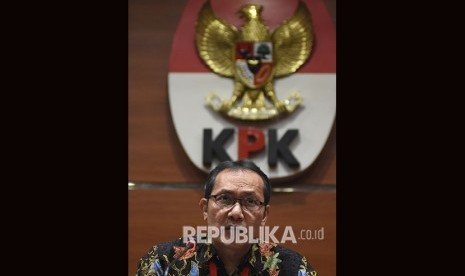 Wakil Ketua KPK Saut Situmorang memberikan keterangan kepada wartawan di gedung KPK, Jakarta, Selasa (23/4/2019). 