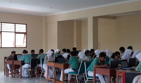 Siswa sedang melaksanakan Ujian Nasional Berbasis Komputer (UNBK) - ilustrasi