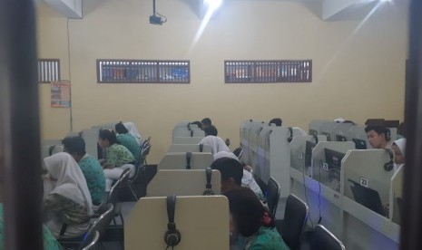 Pelaksanaan Ujian Nasional Berbasis Komputer (UNBK) di SMP Negeri 10 Solo, Rabu (24/4). 