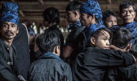 Warga Baduy saat melakukan prosesi tradisi 'Seba Baduy' tahun 2018 lalu. Terlihat warga 'Baduy dalam' memakai pakaian serba putih dan 'Baduy luar' yang mengenakan pakaian hitam dan kain kepala biru. 