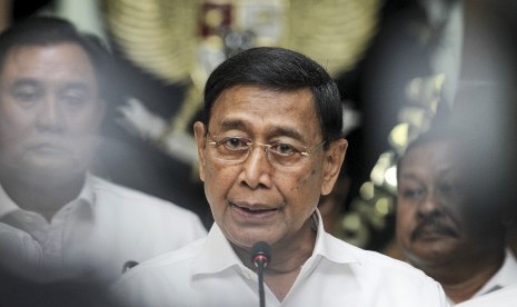 Menko Polhukam Wiranto memberikan keterangan pers seusai rapat koordinasi khusus (Rakorsus) tingkat menteri di Kemenko Polhukam, Jakarta, Rabu (24/4/2019). 