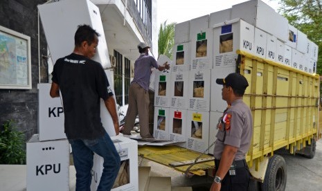 Pekerja mengangkut logistik surat suara Pemilu 2019 hasil rekapitulasi tingkat kecamatan saat proses pemindahan dari Panitia Pemilihan Kecamatan, Desa Pango, Kecamatan Ulee Kareueng, Banda Aceh, Rabu (24/4/2019).