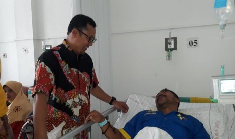 Wali Kota Sukabumi Achmad Fahmi menjenguk ketua KPPS di TPS 38 Kelurahan/Kecamatan Karangtengah, Kota Sukabumi, Ajuk Marzuky (51) di RSUD R Syamsudin Kota Sukabumi Rabu (24/4) siang. Petugas KPPS tersebut jatuh sakit karena kelelahan setelah pencoblosan 17 April lalu