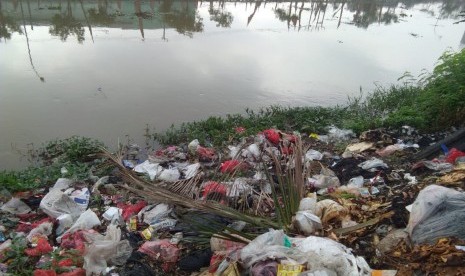 Warga membuang sampah sembarangan 