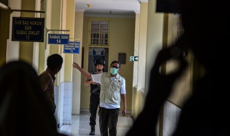  Petugas Komisi Pemberantasan Korupsi (KPK) memasuki ruangan untuk melakukan penggeledahan di RSUD dr Soekardjo, Kota Tasikmalaya, Jawa Barat, Kamis (25/4/2019). 