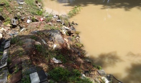 Turap di Kali Irigasi di Jalan Rawa Tembaga,  Kota Bekasi yang ambles ke sungai. 