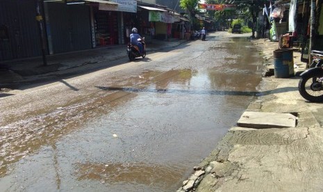 Jalan utama di perumahan Pondok Timur Indah, Bekasi Timur, Kota Bekasi terendam air dari selokan yang tersumbat.