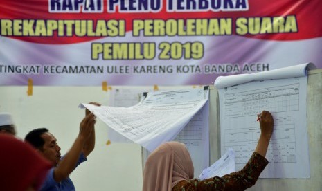 Petugas Panitia Pemilihan Kecamatan (PPK) melakukan rekapitulasi surat suara Pemilu 2019 saat sidang pleno terbuka di Panitia Pemilihan Kecamatan, Desa Pango, Kecamatan Ulee Kareueng, Banda Aceh, Rabu (25/4/2019). 