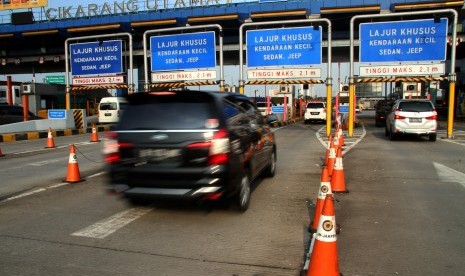 Pengendara memperlambat laju kendaraannya saat memasuki Gerbang Tol Cikarang Utama 1 di Cikarang, Kabupaten Bekasi, Jawa Barat. ilustrasi