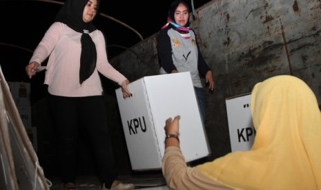 Pekerja menurunkan logistik surat suara pemilu 2019 hasil rekapitulasi tingkat kecamatan di gudang KPU Daerah Kendari, Kendari, Sulawesi Tenggara, Kamis (25/4/2019).