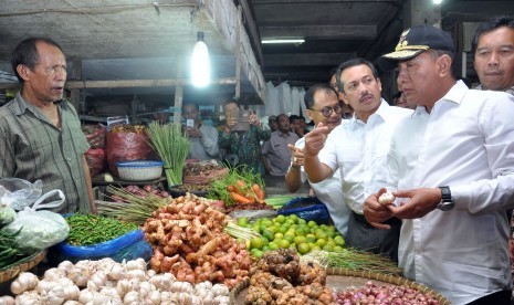 Peninjauan ke sejumlah pasar untuk mencegah lonjakan harga akibat penimbunan bahan bangan. Foto Gubernur Sumut Edy Rahmayadi (kanan)