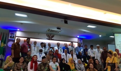 Sebanyak 24 delegasi dari sepuluh negara di Asia dan Afrika belajar mengenai praktek Keluarga Berencana di Rumah Sakit PKU Muhammadiyah Solo, Jumat (26/4). Kegiatan bertajuk Training on Strategic Partnership with Muslim Religious Leaders in Family Planning at PKU Muhammadiyah Hospital tersebut diselenggarakan atas kerja sama Badan Kependudukan dan Keluarga Berencana Nasional (BKKBN), Kementerian Sekretariat Negara, United Nations Population Fund (UNFPA) dan RS PKU Muhammadiyah Solo.