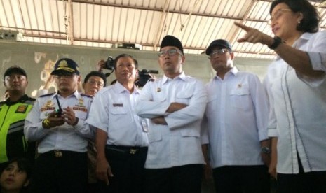 Gubernur Jawa Barat Ridwan Kamil menemani Menteri Keuangan Sri Mulyani, Menteri Perhubungan Budi Karya Sumadi, Menteri Pariwisata Arief Yahya, dan Kepala Bekraf Triawan Munaf, meninjau Stasiun Cibatu, Kabupaten Garut, Jumat (26/4).