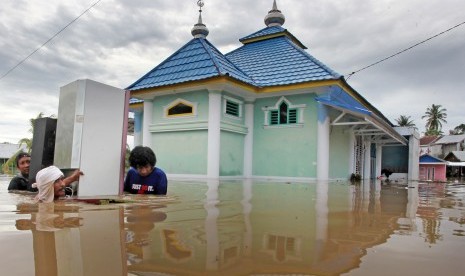 Warga mengevakuasi perabotan rumah tangga saat banjir di daerah perumahan Sawah Lebar Baru Balai Kota Bengkulu, Bengkulu, Sabtu (27/4/2019). 