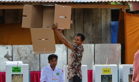 Petugas Kelompok Penyelenggara Pemungutan Suara (KPPS) menunjukkan kotak suara dalam kondisi kosong setelah seluruh dokumen dikeluarkan saat Pemungutan Suara Ulang (PSU) di TPS 24 Kelurahan Watubanga, Kendari, Sulawesi Tenggara, Sabtu (27/4/2019). 