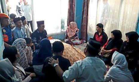 Wali Kota Sukabumi Achmad Fahmi melayat rumah duka petugas Kelompok Penyelenggara Pemungutan Suara (KPPS) di TPS 15 Kelurahan Limusnunggal Kecamatan Cibeureum Kota Sukabumi Tedi Supriadi (44l yang meninggal dunia Sabtu (27/4) siang. Petugas tersebut meninggal karena kelelahan setelah menjalankan tugas dalam pemilu