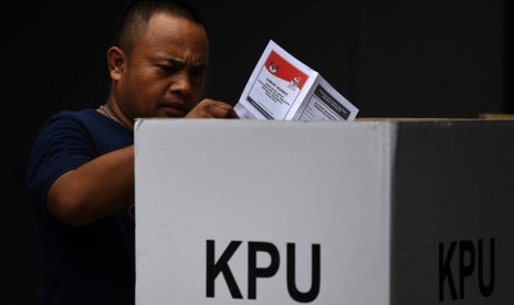 Warga menggunakan hak politiknya ketika mengikuti Pemungutan Suara Ulang (PSU) Pemilu 2019.