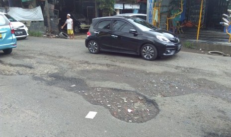 Kondisi Jalan raya Pengasinan,  Bekasi Timur, Kota Bekasi rusak parah.