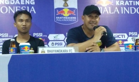 Pelatih Bhayangkara FC Alfredo Vera (kanan) dan gelandang Hargianto.