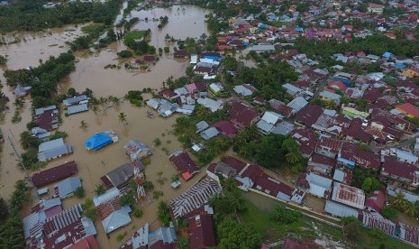 Foto udara kawasan terdampak banjir di perumahan kawasan Balai kota, Bengkulu, Sabtu (27/4/2019).