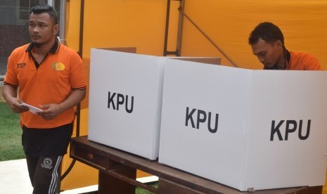 Warga binaan memberikan hak pilihnya saat Pemungutan Suara Lanjutan (PSL) Dewan Perwakilan Rakyat Kabupaten (DPRK) di TPS 08 Rumah Tahanan (Rutan) Idi Rayeuk Desa Gampong Jalan, Aceh Timur, Aceh, Sabtu (27/4/2019).