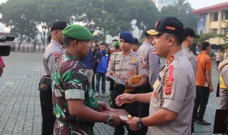 Kapolda Jabar saat memberikan penghargaan kepada anggota TNI-AD di Mapolda Jabar. 