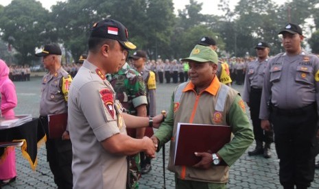 Kapolda Jabar, Irjen Pol Drs Agung Budi Maryoto menyerahkan penghargaan kepada Caswadi anggota Linmas Desa Pataka Lebak, Kabupaten Kuningan). 