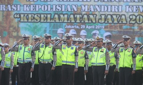 Sejumlah polisi lalu lintas mengikuti Apel Gelar Pasukan Operasi Keselamatan Jaya 2019 di lapangan Promoter Ditlantas Polda Metro Jaya, Jakarta, Senin (29/4/2019).