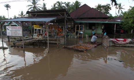 Warga bertahan di rumahnya saat banjir merendam kawasan kelurahan Tanjung Agung, Kota Bengkulu, Bengkulu, Minggu (28/4/2019). 