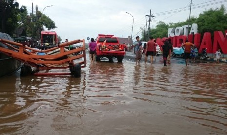 Sekitar 15 ribu KK terdampak banjir yang menimpa Pasuruan sejak Ahad malam (28/4) hingga Senin (29/4).