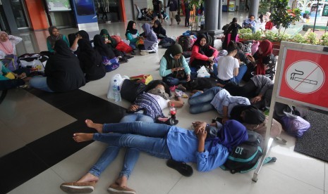 Calon penumpang dengan tujuan Yogyakarta menunggu kedatangan kereta api Logawa di Stasiun Gubeng, Surabaya, Jawa Timur, Senin (29/4/2019). 