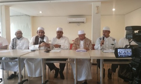 Sejumlah tokoh agama dari berbagai Ormas Islam (FPI, GNPF Ulama, PA 212) menggelar Konfrensi pers untuk 'Persiapan Ijtima Ulama dan Tokoh 3' di Tebet, Jakarta Selatan, Senin (29/4).