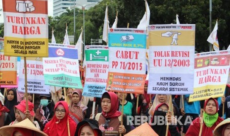 Sejumlah buruh mengikuti aksi Hari Buruh Internasional atau May Day di kawasan Patung Kuda, Jakarta, Rabu (1/5/2019).