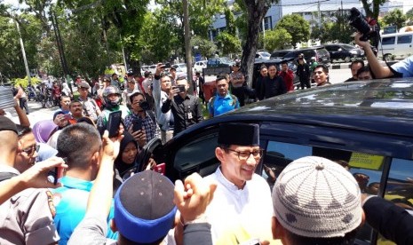 Cawapres nomor urut dua Sandiaga Uno diserbu milenial dan emak-emak usai sholat zuhur di Masjid Raya Sumbar, Padang, Rabu (1/5).