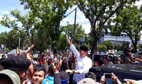 Cawapres nomor urut dua Sandiaga Uno diserbu milenial dan emak-emak usai sholat zuhur di Masjid Raya Sumbar, Padang, Rabu (1/5)|