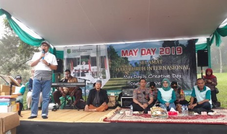 Para buruh di Kota Sukabumi memperingati hari buruh dengan berekreaksi di kawasan wisata Selabintana, Kabupaten Sukabumi Rabu (1/5). Dalam kesempatan itu hadir Wali Kota Sukabumi Achmad Fahmi