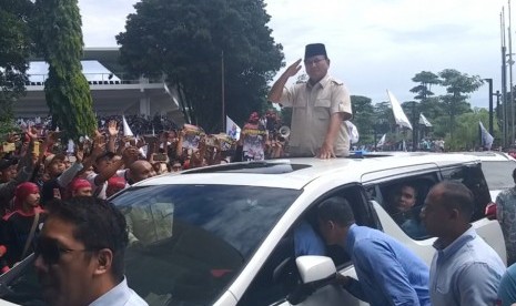 Calon presiden nomor urut 02 Prabowo Subianto menghadiri acara peringatan Hari Buruh Internasional (May Day) di Tennis Indoor Senayan, Jakarta, Rabu (1/5).