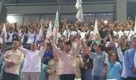 Calon presiden nomor urut 02 Prabowo Subianto menghadiri acara peringatan Hari Buruh Internasional (May Day) di Tennis Indoor Senayan, Jakarta, Rabu (1/5).