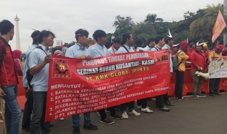 Aksi unjuk rasa buruh oleh sejumlah organisasi buruh dalam memperingati May Day berlangsung di kawasan Patung Kuda Jakarta, Rabu (1/5). 