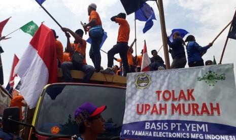 Puluhan ribu buruh dan mahasiswa yang berasal dari beberapa daerah di Jawa Timur memperingati Hari Buruh Se-dunia.