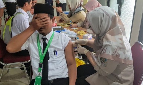 1997, Sebanyak 70 Persen Jamaah Umroh Terpapar Meningitis. Foto ilustrasi:  Petugas Haji Arab Saudi sedang diberikan vaksin meningitis oleh petugas kesehatan Kantor Kesehatan Pelabuhan (KKP) Kelas 1 Bandara Soekarno-Hatta di Asrama Haji Pondok Gede Jakarta, Rabu (1/5).