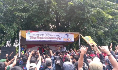 Sejumlah buruh di Kota Bekasi sedang menyampaikan aspirasinya di Alun-Alun Kota Bekasi di Jalan Veteran, Marga Jaya, Bekasi Selatan, Rabu (1/5). Aksi itu dilaksanakan untuk merayakan Hari Buruh Internasional atau May Day.